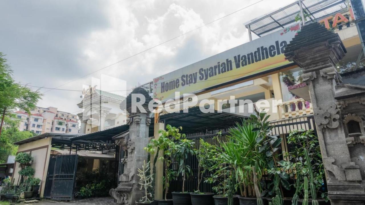 Vandhela Homestay Syariah Mitra Reddoorz Surabaya Exterior foto